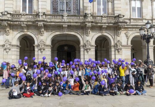 Un centenar de nenos e nenas da Coruña abordan coa alcaldesa os retos das mulleres no Día Internacional da Muller